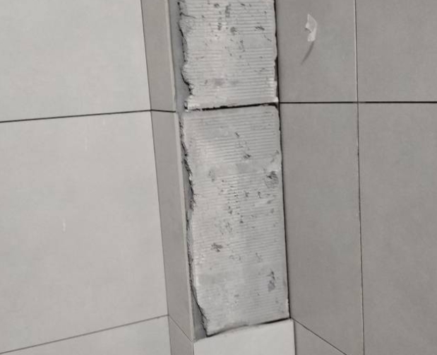 耒阳瓷砖空鼓维修公司分享下瓷砖施工前基层浇水润湿程度不足，可能导致以下问题